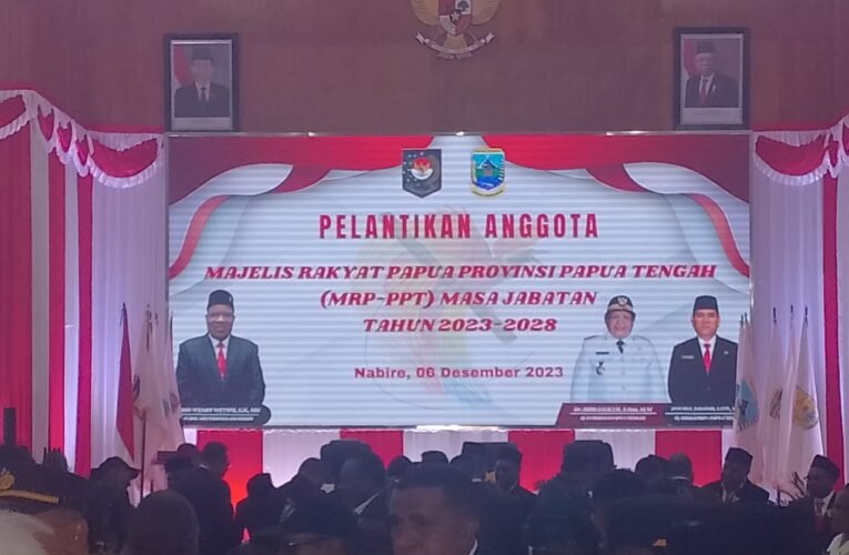 John Wempi Metipo; Lantik 14 Anggota Majelis Rakyat Papua Pokja Agama Provinsi Papua Tengah