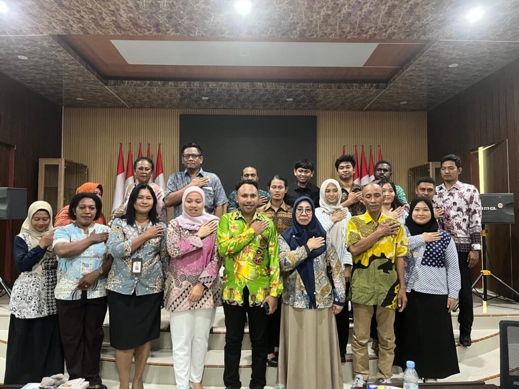 Peserta Rapat Kerja Kepala SPPG se-Kabupaten Nabire bersama Koordinator Wilayah BGN Nabire Marsel Asyerem berfoto bersama di ruang rapat