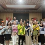 Peserta Rapat Kerja Kepala SPPG se-Kabupaten Nabire bersama Koordinator Wilayah BGN Nabire Marsel Asyerem berfoto bersama di ruang rapat