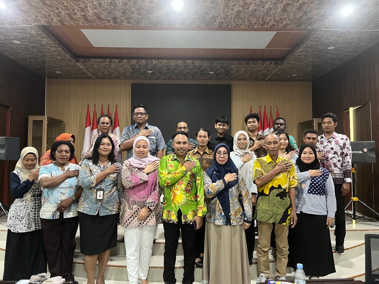 Peserta Rapat Kerja Kepala SPPG se-Kabupaten Nabire bersama Koordinator Wilayah BGN Nabire Marsel Asyerem berfoto bersama di ruang rapat