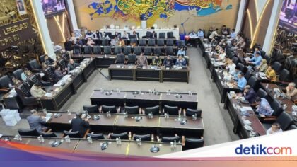 Rapat Baleg DPR RI di ruang rapat, anggota DPR terlihat di kursi