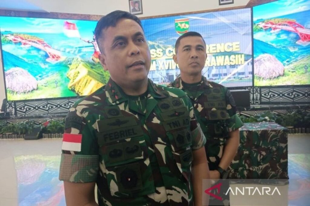Mayjen TNI Febriel Buyung Sikumbang berbicara di depan layar konferensi, didampingi perwira di belakang
