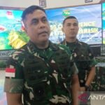 Mayjen TNI Febriel Buyung Sikumbang berbicara di depan layar konferensi, didampingi perwira di belakang