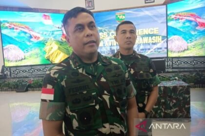 Mayjen TNI Febriel Buyung Sikumbang berbicara di depan layar konferensi, didampingi perwira di belakang